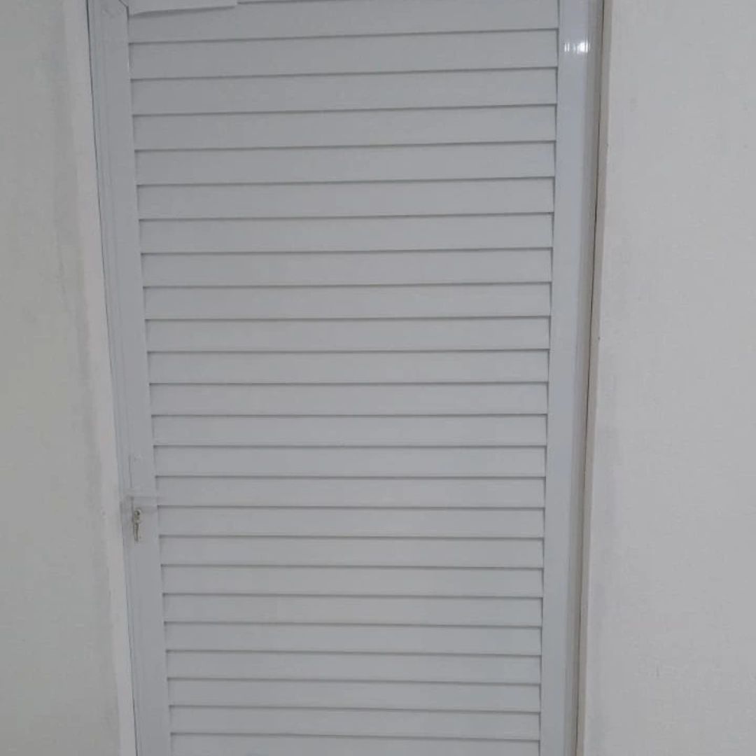 porta veneziana banheiro